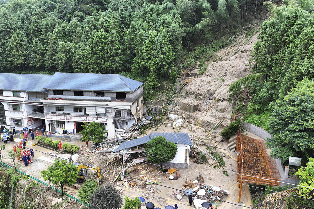 Landslide destroys a house in Hengyang city